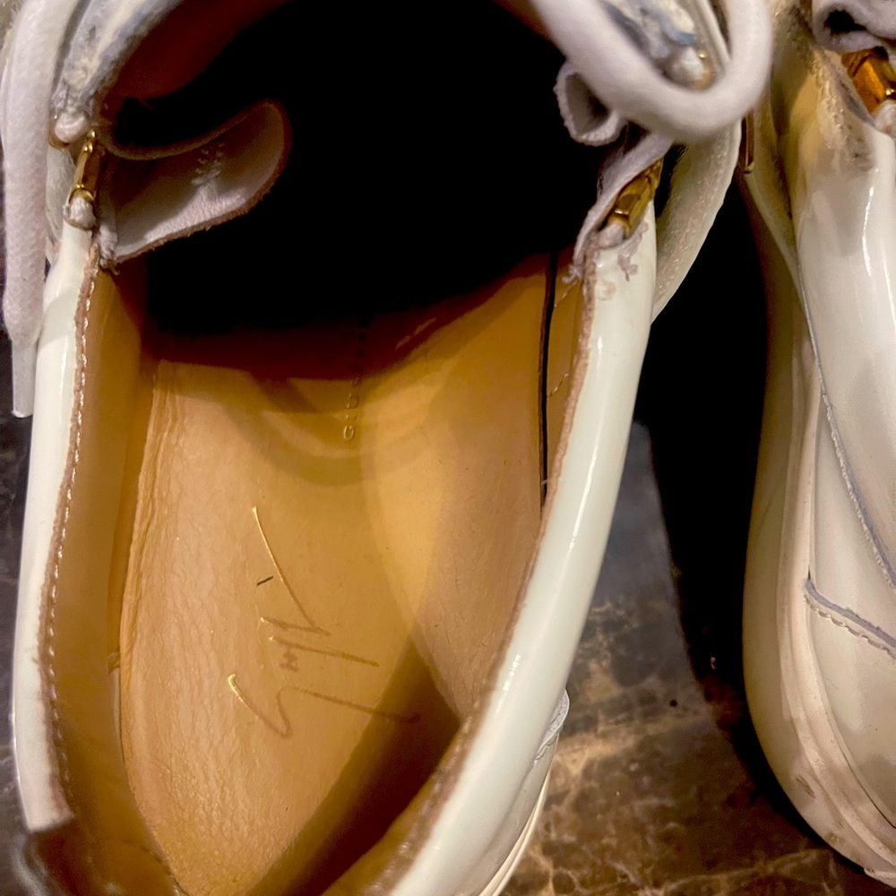 Giuseppe Zanotti

White Patent London Sneakers 3
